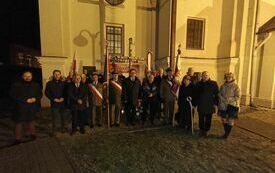 Wsp&oacute;lne zdjęcie władz Powiatu, pocztu sztandarowego i uczestnik&oacute;w mszy przed symbolicznym grobem ks. Popiełuszki