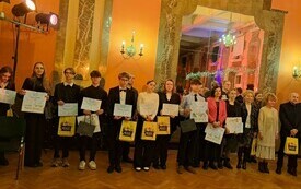 Wsp&oacute;lne zdjęcie wszystkich laureat&oacute;w konkursu i organizator&oacute;w