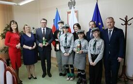 Wsp&oacute;lne zdjęcie harcerek, ich opiekunki, zarządu powiatu i skarbnik powiatu