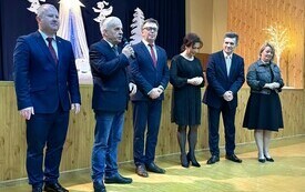 Zarząd Powiatu, Przewodniczący Rady Powiatu, Senator Włosowicz i Przewodniczaca Powiatowej Rady KGW składają zgromadzonym życzenia świąteczne