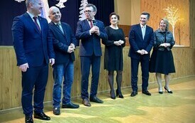 Zarząd Powiatu, Przewodniczący Rady Powiatu, Senator Włosowicz i Przewodniczaca Powiatowej Rady KGW składają zgromadzonym życzenia świąteczne