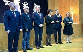 Zarząd Powiatu, Przewodniczący Rady Powiatu, Senator Włosowicz i Przewodniczaca Powiatowej Rady KGW składają zgromadzonym życzenia świąteczne