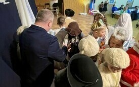 Dzieciom zostają rozdane cukierki