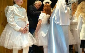Jasełka w wykonaniu dzieci ze szkoły w Olesznie