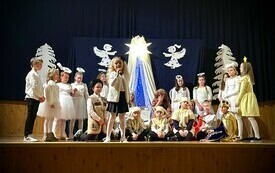 Jasełka w wykonaniu dzieci ze szkoły w Olesznie