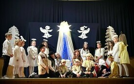 Jasełka w wykonaniu dzieci ze szkoły w Olesznie