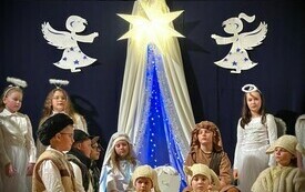 Jasełka w wykonaniu dzieci ze szkoły w Olesznie