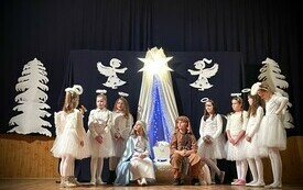 Jasełka w wykonaniu dzieci ze szkoły w Olesznie