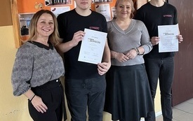 Laureaci konkursu ze swoją nauczycielką i dyrektor szkoły