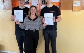 Laureaci konkursu ze swoją nauczycielką