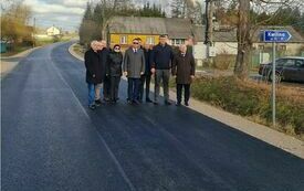 Wsp&oacute;lne zdjęcie os&oacute;b dokonujących odbioru drogi powiatowej na odcinku Kwilina - Świerk&oacute;w