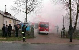 Nowy samoch&oacute;d strażacki wjeżdża na plac przed remizą w Chotowie