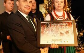 Burmistrz Gminy Włoszczowa wręcza nagrodę przedstawicielce jednego z nagrodzonych zespoł&oacute;w