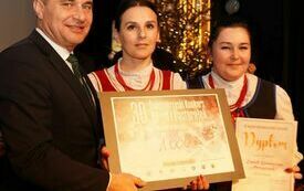 Burmistrz Gminy Włoszczowa wręcza nagrodę przedstawicielkom jednego z nagrodzonych zespoł&oacute;w