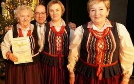 Dyrektor DK Włoszczowa z jednym z nagrodzonych zespoł&oacute;w