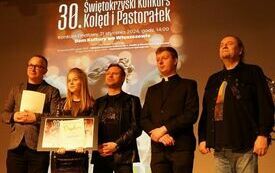 Jury Konkursu z jedną z nagrodzonych wokalistek