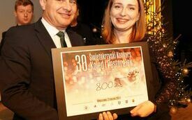 Burmistrz Gminy Włoszczowa wręcza nagrodę jednej z wokalistek