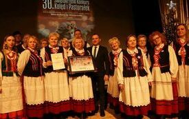 Jeden z nagrodzonych zespoł&oacute;w z fundatorem nagrody