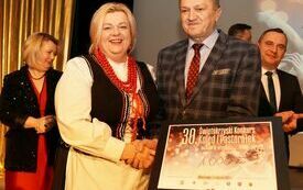 Starosta kielecki wręcza nagrodę jednemu z zespoł&oacute;w