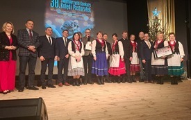 Jeden z nagrodzonych zespoł&oacute;w z fundatorami nagr&oacute;d