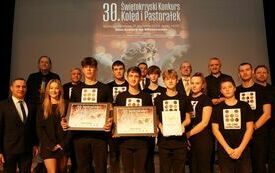 Zwycięski Zesp&oacute;ł Big Band z Jury Konkursu i Burmistrzem Gminy Włoszczowa