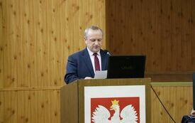 Treść uchwały odczytuje Wiceprzewodniczący Rady Powiatu Jarosław Krzyżanowski