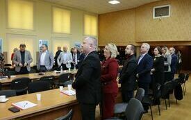 Publiczność bije brawo na stojąco