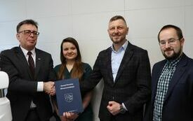 Dyrektor przekazuje Staroście jeden egzemplarz porozumienia