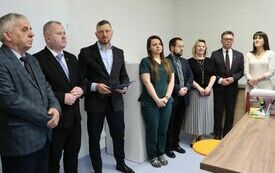 Dyrektor ZOZ Rafał Krupa wita zgromadzonych w gabinecie stomatologicznym