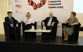 Na scenie w fotelach siedzą i debatują: prowadząca kongres, poseł Bartłomiej Dorywalski, dyrektor Caritas Diecezji Kieleckiej ksiądz Stanisław Słowik i Członek Zarządu Powiatu Małgorzata Gusta