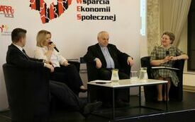 Na scenie w fotelach siedzą i debatują: prowadząca kongres, poseł Bartłomiej Dorywalski, dyrektor Caritas Diecezji Kieleckiej ksiądz Stanisław Słowik i Członek Zarządu Powiatu Małgorzata Gusta
