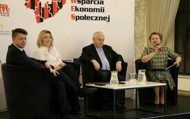 Na scenie w fotelach siedzą i debatują: prowadząca kongres, poseł Bartłomiej Dorywalski, dyrektor Caritas Diecezji Kieleckiej ksiądz Stanisław Słowik i Członek Zarządu Powiatu Małgorzata Gusta