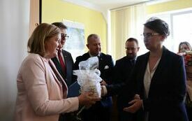 Upominek dla dyrektor Powiatowego Urzędu Pracy wręcza jej zastępczyni