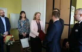 Przewodniczący Powiatowej Rady Rynku Pracy dziękuję dyrektorce za wsp&oacute;łpracę