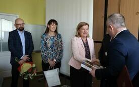 Wicestarosta wręcza dyrektor Powiatowego Urzędu Pracy książkę z dedykacją od Zarządu Powiatu