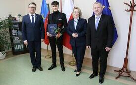 Wsp&oacute;lne zdjęcie stypendysty z Zarządem Powiatu 