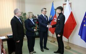 Starosta wręcza stypendium sportowe jednemu z wyr&oacute;żnionych uczni&oacute;w