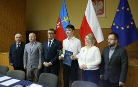 Wsp&oacute;lne zdjęcie stypendysty z Zarządem Powiatu i Przewodniczącym Rady Powiatu