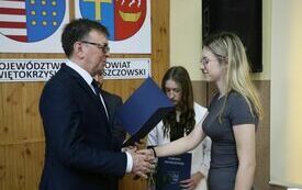 Starosta wręcza stypendium sportowe jednej z wyr&oacute;żnionych uczennic