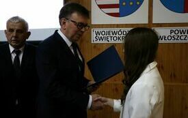 Starosta wręcza stypendium sportowe jednej z wyr&oacute;żnionych uczennic