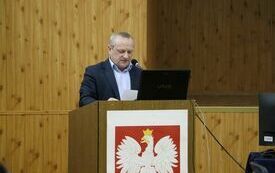 Treść uchwały odczytuje Wiceprzewodniczący Rady Powiatu Jarosław Krzyżanowski