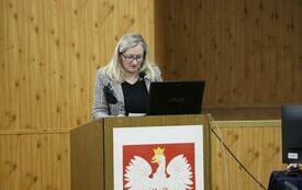 Treść uchwały odczytuje Wiceprzewodnicząca Rady Powiatu Aneta Jończyk