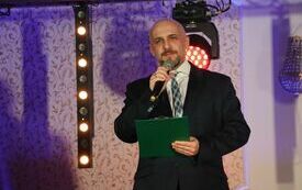 Prowadzący koncert opowiada o gwieździe wieczoru