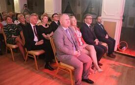 Publiczność ogląda koncert