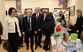 Goście zwiedzają stoiska wystawowe na Giełdzie Szk&oacute;ł Ponadpodstawowych