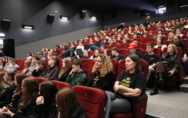 Sala Domu Kultury we Włoszczowie. Na widowni siedzą uczestnicy Świętokrzyskiej Giełdy Szk&oacute;ł Ponadpodstawowych
