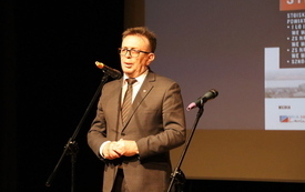 Starosta Włoszczowski przemawia na scenie