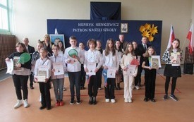 Nagrodzeni w konkursie z przedstawicielami Gminy i Starostwa