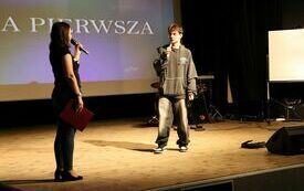 Jeden z uczni&oacute;w odpowiada na zadaną zagadkę matematyczną