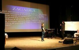 Jeden z uczni&oacute;w odpowiada na zadaną zagadkę matematyczną